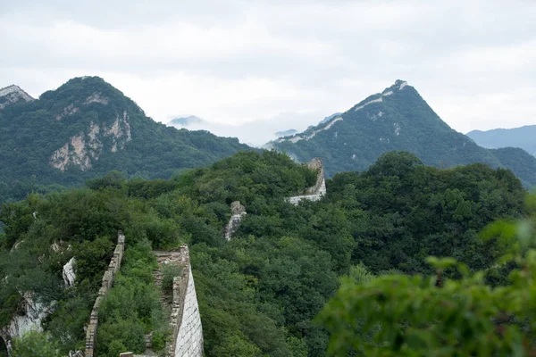 Grande parede no cume da montanha — Fotografia de Stock