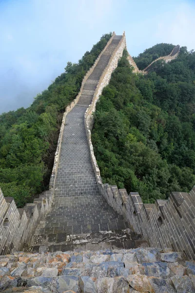 Gran pared en la cresta de montaña — Foto de Stock