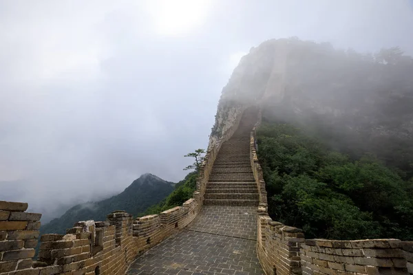 Velká čínská zeď na horský hřeben — Stock fotografie
