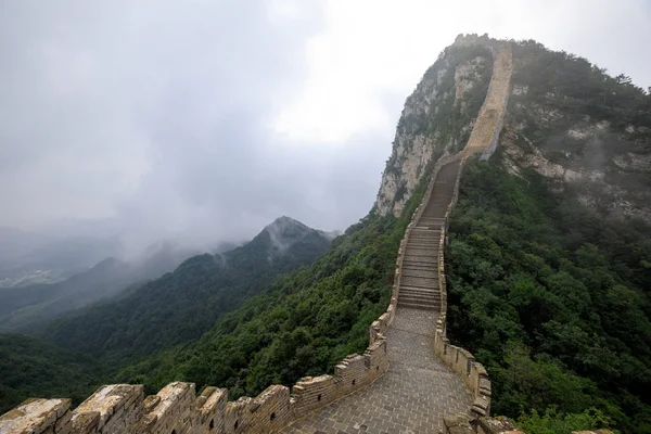 Gran pared en la cresta de montaña —  Fotos de Stock