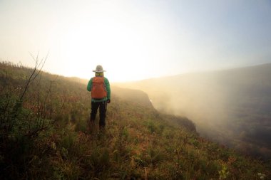 Sırt çantalı genç kadın.