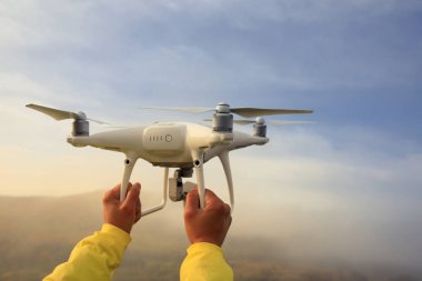 kadın fırlatma dron  