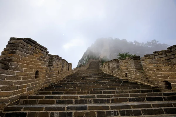 Escaliers de grand mur — Photo
