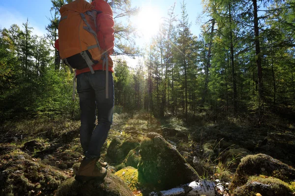 Wandelen vrouw met rugzak — Stockfoto