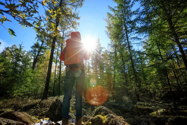 Sırt çantası kadınla Hiking