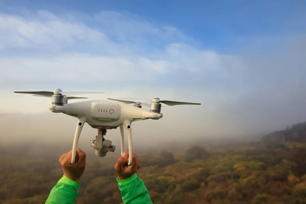 Запуск drone жінка — стокове фото