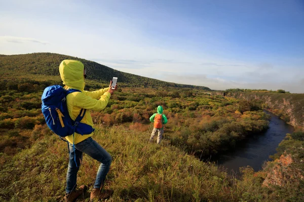 smartphone ile fotoğraf çekmeye kadınlar