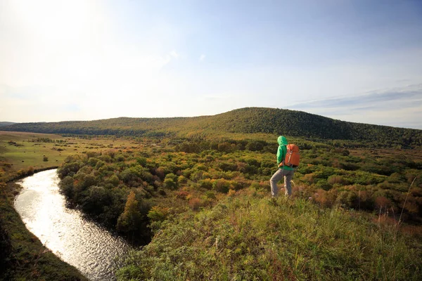 hiking sırt çantası olan kadın