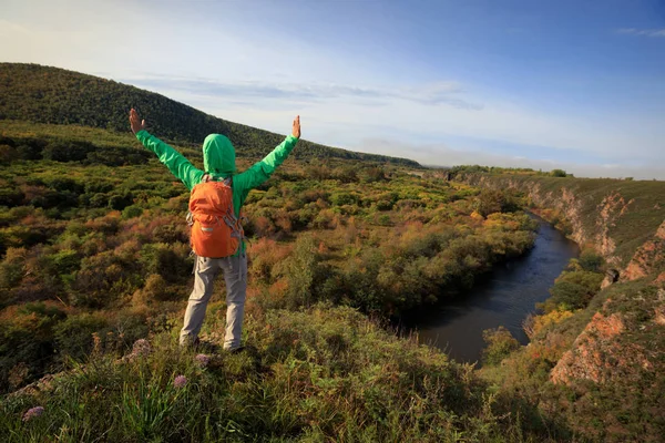 Sırt çantası ile genç kadın uzun yürüyüşe çıkan kimse