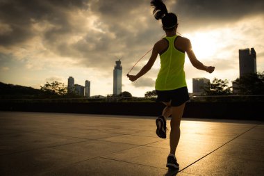 İp atlayan genç kadın.