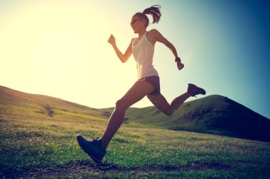 yeşil çayır üzerinde çalışan kadın