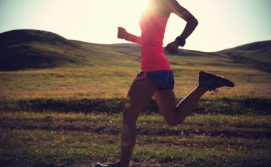 yeşil çayır üzerinde çalışan kadın