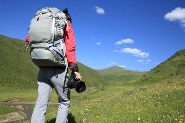 fotoğraf makinesi ile yürüyen kadın uzun yürüyüşe çıkan kimse 