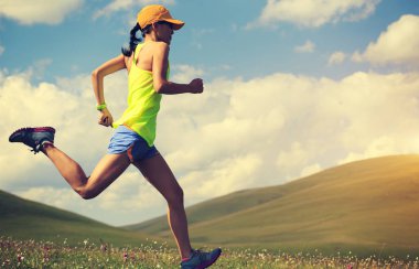 dağ çayır üzerinde çalışan kadın