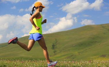 dağ çayır üzerinde çalışan kadın