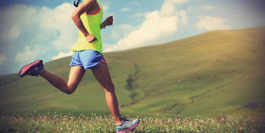 çayır üzerinde çalışan genç kadın 