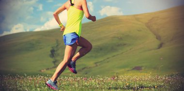 çayır üzerinde çalışan genç kadın 