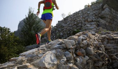 Dağda çalışan genç kadın