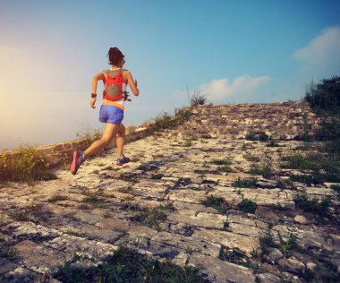 dağ üzerinde çalışan kadın