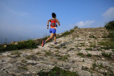 dağ üzerinde çalışan kadın