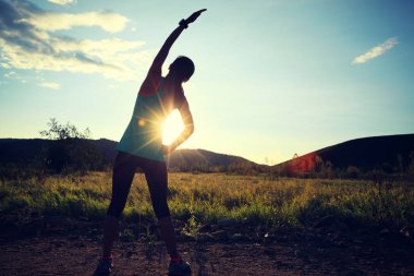 Genç bir kadın kollarını açıyor.