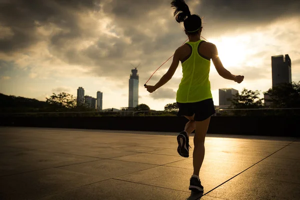 İp atlayan genç kadın.