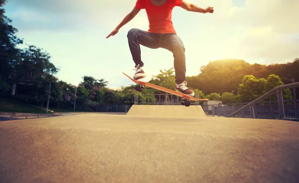 Vrouw skateboarder beoefenen — Stockfoto