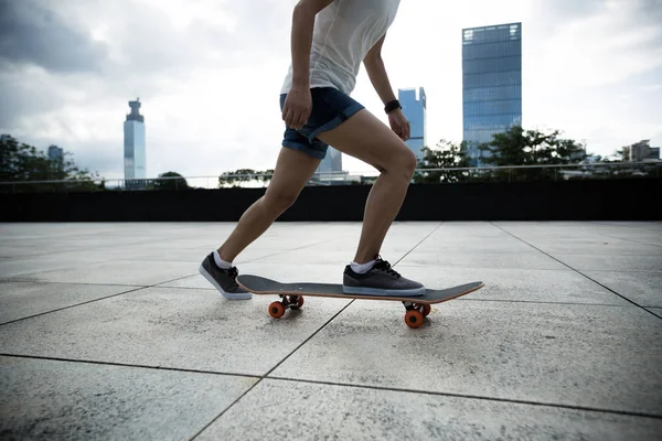 Γυναίκα εξάσκηση με skateboard — Φωτογραφία Αρχείου