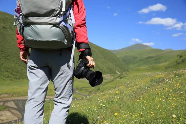 女人用相机行走的徒步旅行者 — 图库照片