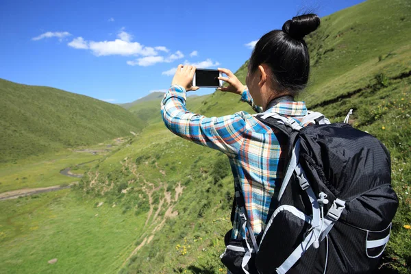 genç kadın uzun yürüyüşe çıkan kimse alarak resim 