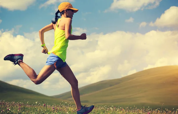 dağ çayır üzerinde çalışan kadın