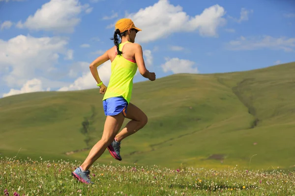 Donna che corre sul prato di montagna — Foto Stock