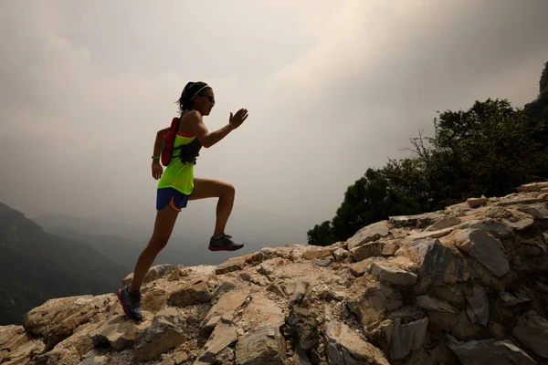 Donna che corre in montagna — Foto Stock