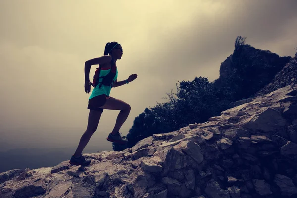 Mujer corriendo en la montaña — Foto de Stock