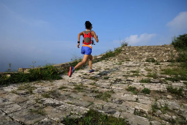 dağ üzerinde çalışan kadın