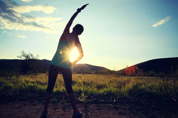 Genç bir kadın kollarını açıyor.