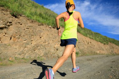 iz üzerinde çalışan genç bir kadın