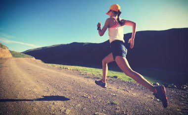 iz üzerinde çalışan genç bir kadın