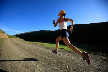 iz üzerinde çalışan genç bir kadın