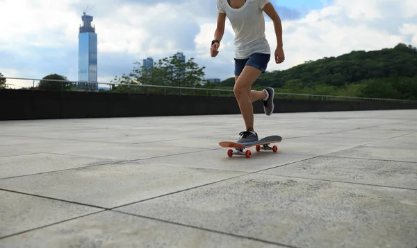 Femme pratiquant avec skateboard — Photo