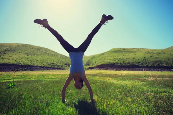 Joven fitness mujer haciendo handstand — Foto de Stock