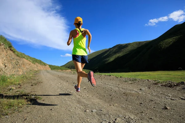 Jonge vrouw uitgevoerd op trail — Stockfoto