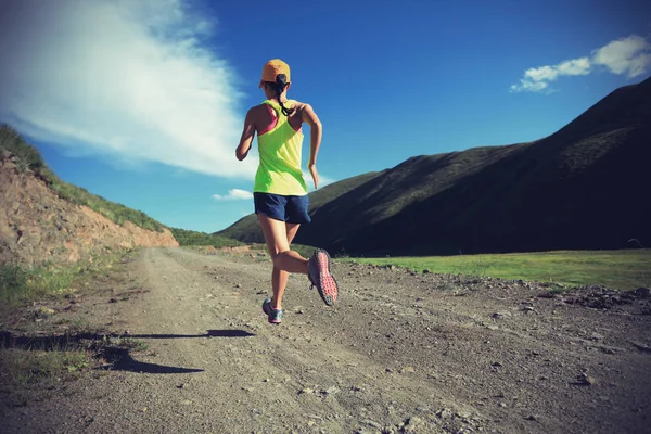 Jonge vrouw uitgevoerd op trail — Stockfoto