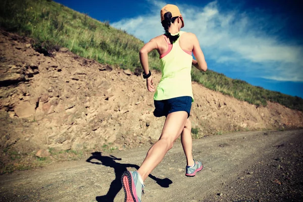 Jonge vrouw uitgevoerd op trail — Stockfoto