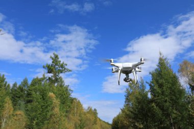 Drone ormanın üzerinde uçuyor