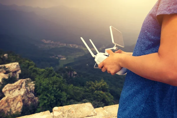 A drone távirányító tartó kezek — Stock Fotó