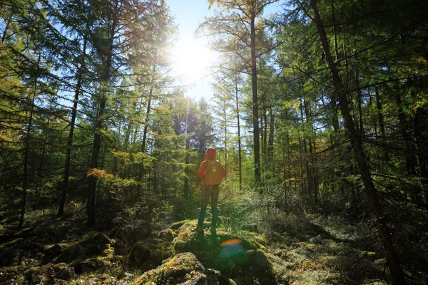 Wandelen vrouw met rugzak — Stockfoto