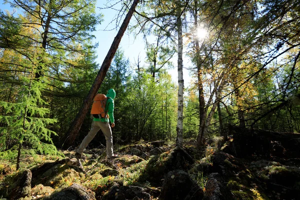 Wandelen vrouw met rugzak — Stockfoto