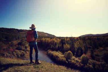nehir kenarında Dağı'nda duran kadın 