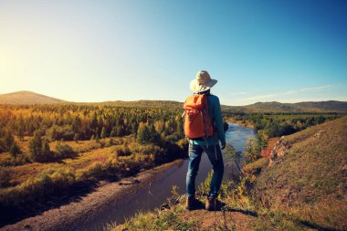 nehir kenarında Dağı'nda duran kadın 